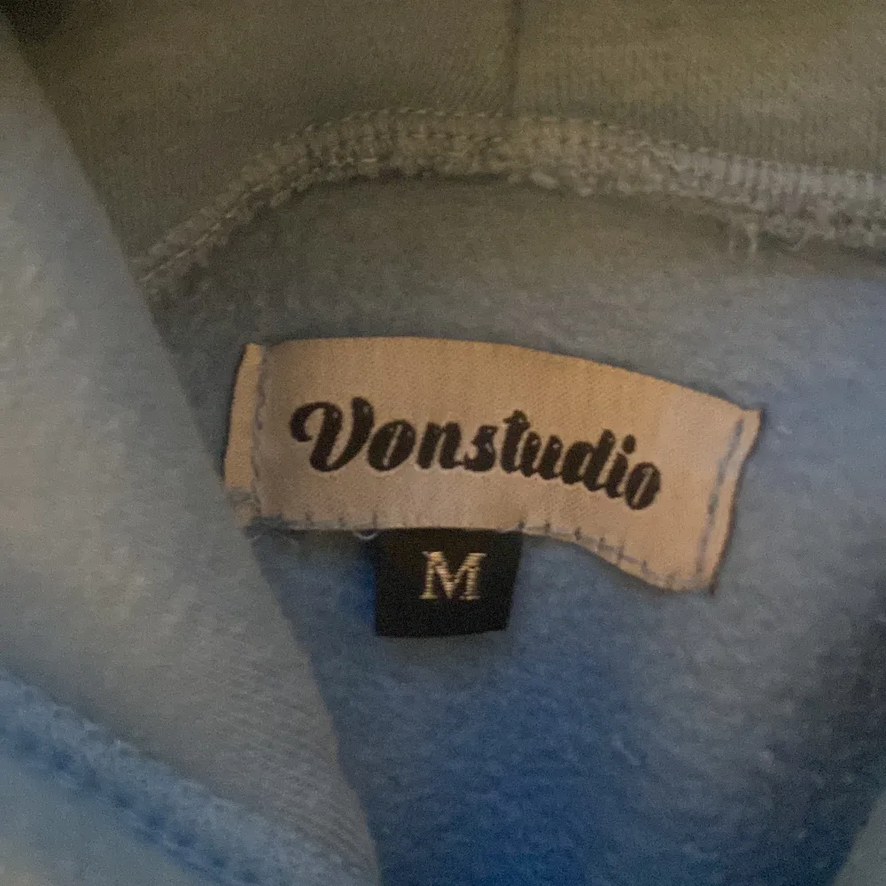 Vonstudio rhinestone hoodie ljusblå har aldrig använt den om du har storlek s så skulle jag rekommendera m men armarna kan vara lite stora. Pris kan diskuteras . Hoodies.