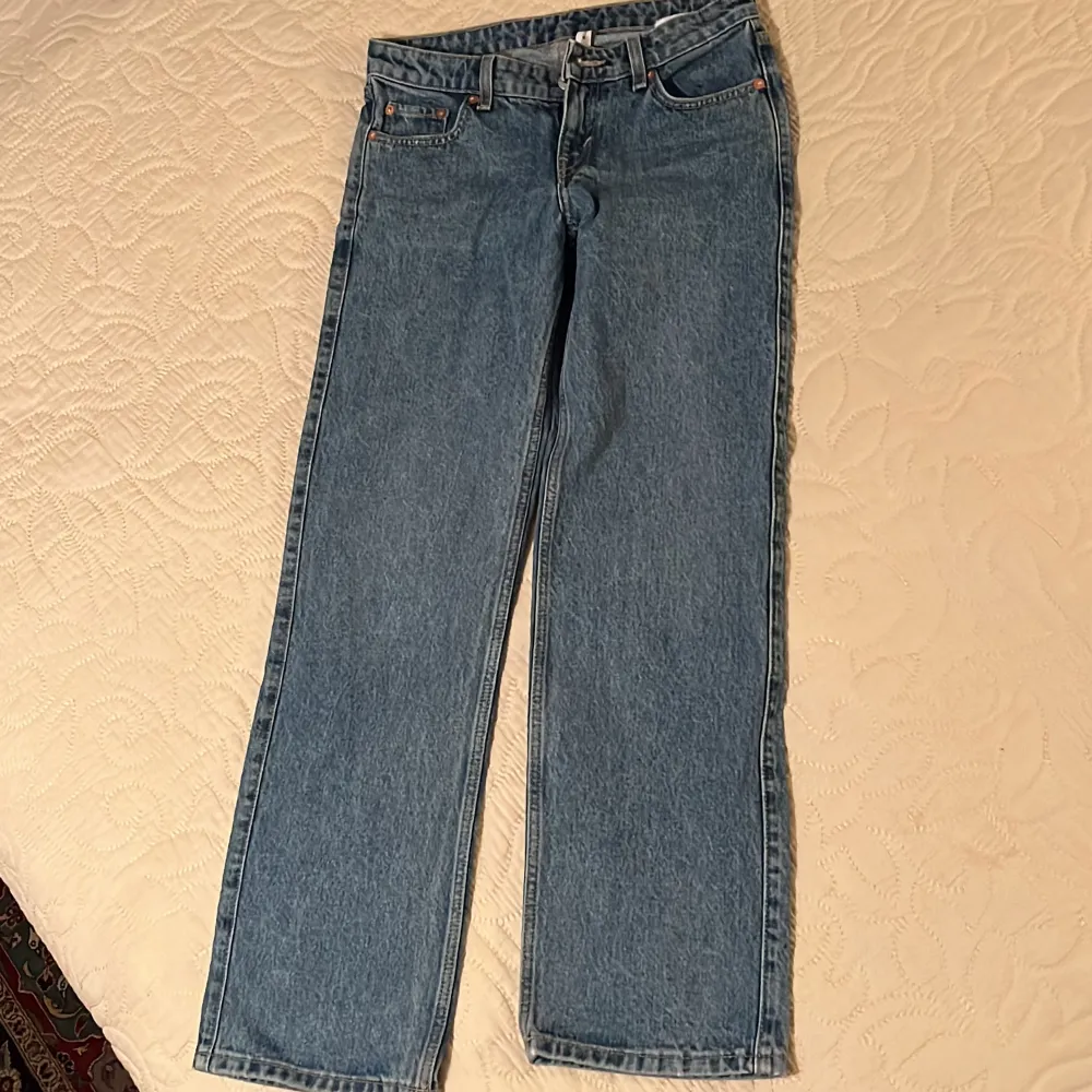 Nästan helt nya weekday Lågmidjade jeans i den populära modellen arrow! Säljer pga att de inte passade mig. Fråga ifall ni vill ha fler bilder❤️ köpta för 550. Jeans & Byxor.