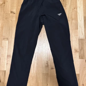 Reebok träningsbyxor - Knappt använda. Skit schyssta raka träningsbyxor. Priset går alltid att diskutera