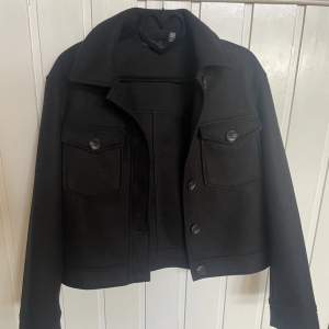 Säljer denna nästan helt oanvända jacka/kappa från Vero Moda i storlek S. Den är i superfint skick😊