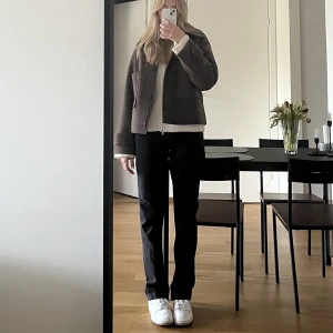 Jeans - Säljer mina jeans från Lager 157 i modellen Icon. Använda vid ett fåtal tillfällen, bra skick! Nypris 400kr!
