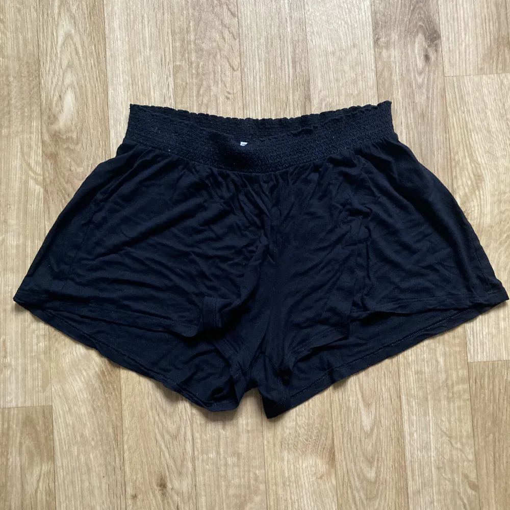 Svarta shorts i 100% viskos fint skick. Säljs då de är för små för mig. Midja: 34cm (stretchat till 42cm), längd ytterben inklusive midjeband: 29cm.. Shorts.