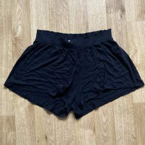 Svarta shorts i 100% viskos fint skick. Säljs då de är för små för mig. Midja: 34cm (stretchat till 42cm), längd ytterben inklusive midjeband: 29cm.