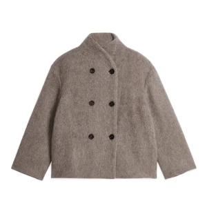 ulljacka - intressekoll på denna jacka från arket, köpt förra vintern och är använd någon gång bara. nypris: 2290kr🫶🏻🫶🏻