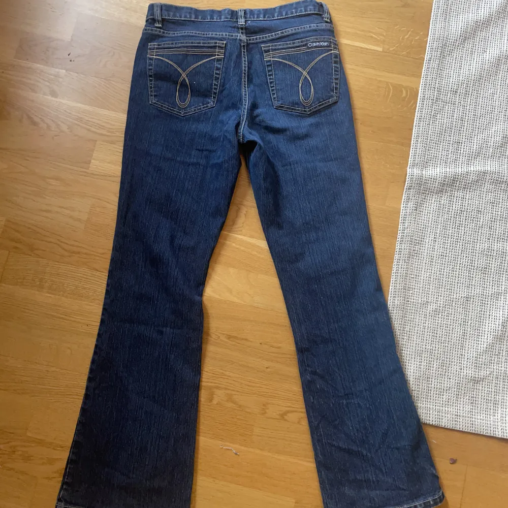 Perfekta lågmidjade jeans från Calvin Klein i skick som nya! Det e bootcut å i storlek 8. Jag är 165 cm. Mått: 34 cm tvärs över midja, 77 cm innerbenslängd . Jeans & Byxor.