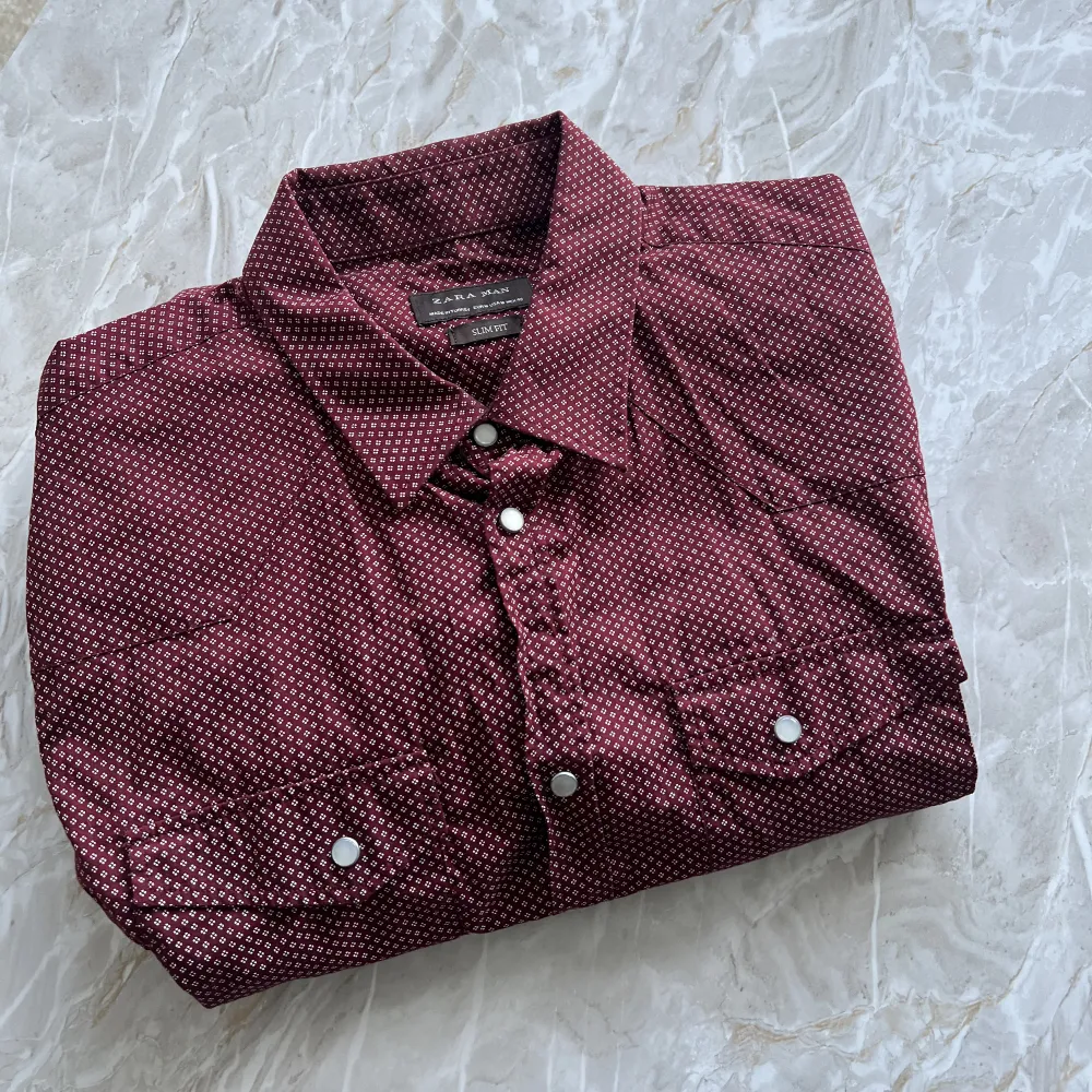 Skjorta från Zara slim fit storlek M. Säljer då jag vuxit ur, knappt använd och är i gott skick. Perfekt för julen eller liknande evenmang.. Skjortor.