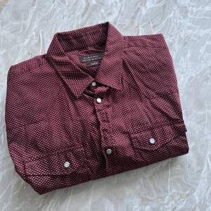 Skjorta från Zara slim fit storlek M. Säljer då jag vuxit ur, knappt använd och är i gott skick. Perfekt för julen eller liknande evenmang.
