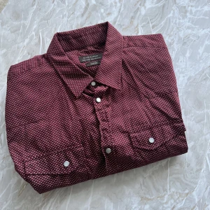 Zara skjorta - Skjorta från Zara slim fit storlek M. Säljer då jag vuxit ur, knappt använd och är i gott skick. Perfekt för julen eller liknande evenmang.