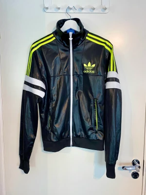 Adidas Chile jacka stl s - Cool glansig Adidas Chile 62 jacka, mycket bra skick! Storlek S