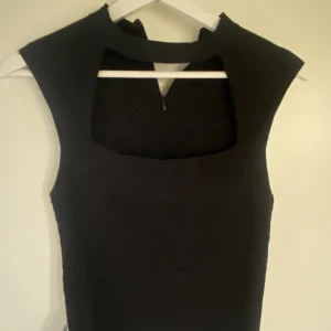 Zara topp - Säljer denna zara topp, använd 1 gång!! Liten i storleken, passar S- L beroende på hur man vill att den ska sitta☺️