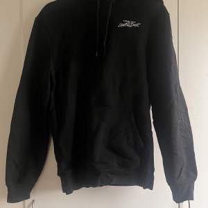 Assnygg svart ”light and dark” hoodie från hm i storlek small med tryck på ryggen😍