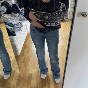 Verkligen de snyggaste jeansen jag äger som tyvär är för små💔🥹lowwaist❤️‍🔥 finns ej nån storlek i men dem är väldigt små så passar någon med 32/34. Jag är 162 lång 