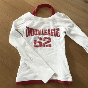 långärmad 2000tal - Köpt second hand, asnajs material😚