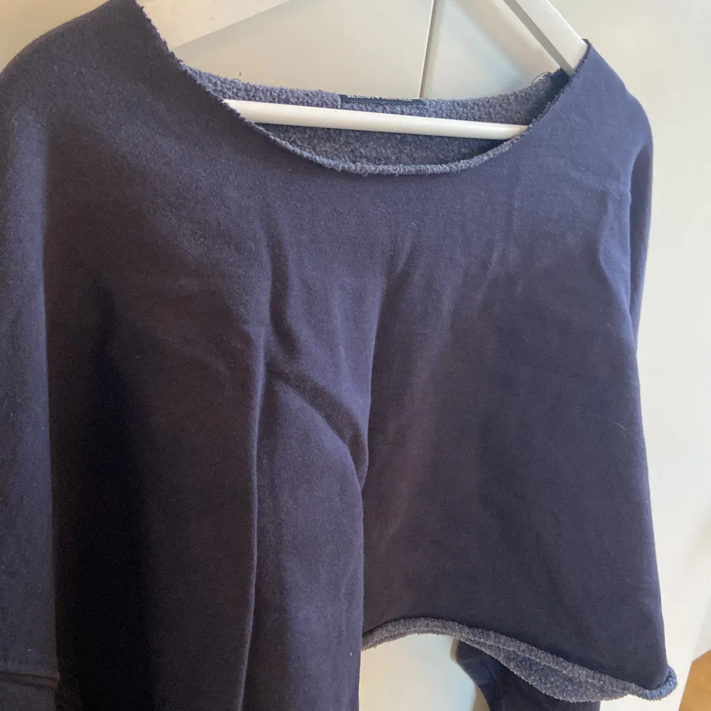 Säljer min jättefina mörkblåa croppade Brandy Melville hoodie/svettiströja! Superfint skick och passar till allt! Jätte skön och mysig.. Hoodies.