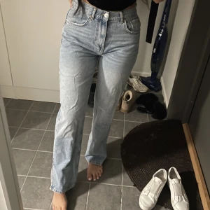 Blåa jeans  - Skitsnygga jeans med slits på sidan, använda en gång. Storlek 38, jag är 174cm🫶🏽200kr