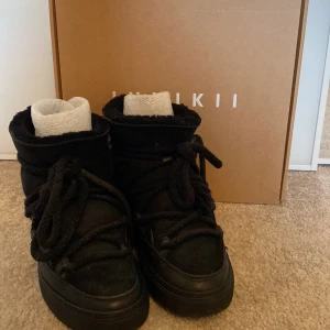 INUIKII - Svarta Inuikiis. Använda två vintrar men ganska bra skick. Skokartong medföljdes 