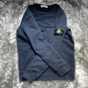 Stone Island hoodie - Säljer min Stone island hoodie. Skick 8/10 den är 110% äkta. Pris kan diskuteras vid snabb affär 