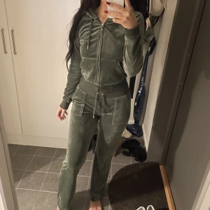Juicyset - Tröjan är i storlek S och byxorna i M. Säljer detta för jag inte får användning av det, så iprincip helt oanvänt. Köptes för 2100kr cirka säljer för 800kr pris kan diskuteras 🫶🏽🫶🏽