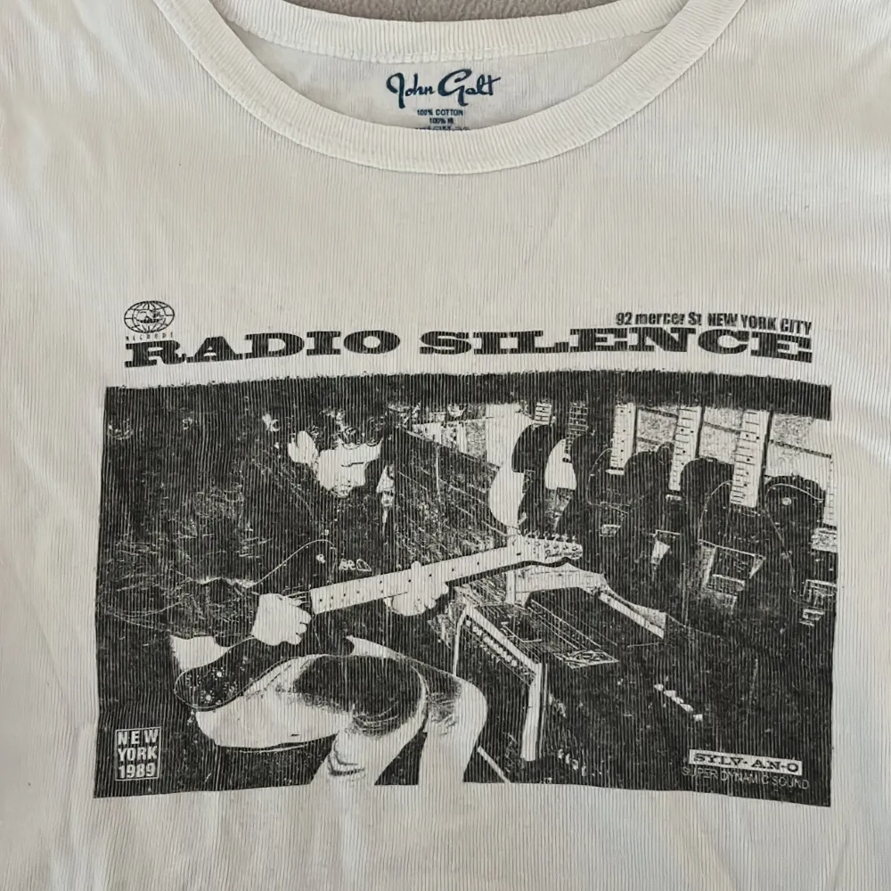 Radio silence t-shirt från brandy mellville. Använd men bra skick, skriv om du har frågor Den finns kvar . T-shirts.