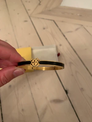 Four B armband Bovou - Svart Four B armband med 18k guldplätering från Bovou i fint skick. Nypris 595kr.  Storlek M: 15-17cm
