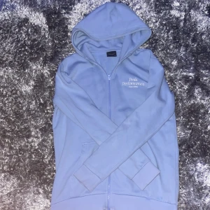 Peak performance hoodie  - Säljer min i princip oanvända peak zip up hoodie för den kommer inte till användning och tar bara onödig plats i garderoben. Skick 10/10. Pris kan diskuteras vid snabb affär.