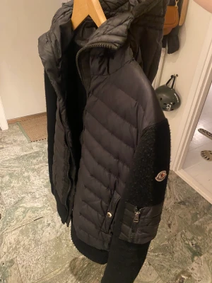 Moncler cardigan - Tjena jag säljer nu min moncler cardigan strlk 2 (S-M). Inget og medföljer eftersom att jag fick den i present förra året och har inte kvar tags eller så tyvärr, därav säljer jag även den rätt billigt. Pris kan diskuteras, skriv om ni har frågor eller så!