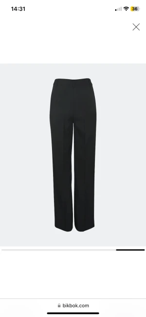 Svarta kostymbyxor  - Ett par svarta kostymbyxor från BikBok i storlek 44, midwaist, är 170 cm och dom passar perfekt i längd💗 orginal pris 499 kr