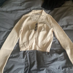 Kort tröja   - Aldrig använd, fin bekväm kort tröja 