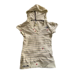 Kortärmad hoodie  - Har en fläck, syns på sista bilden. Kontakta vid intresse <3 