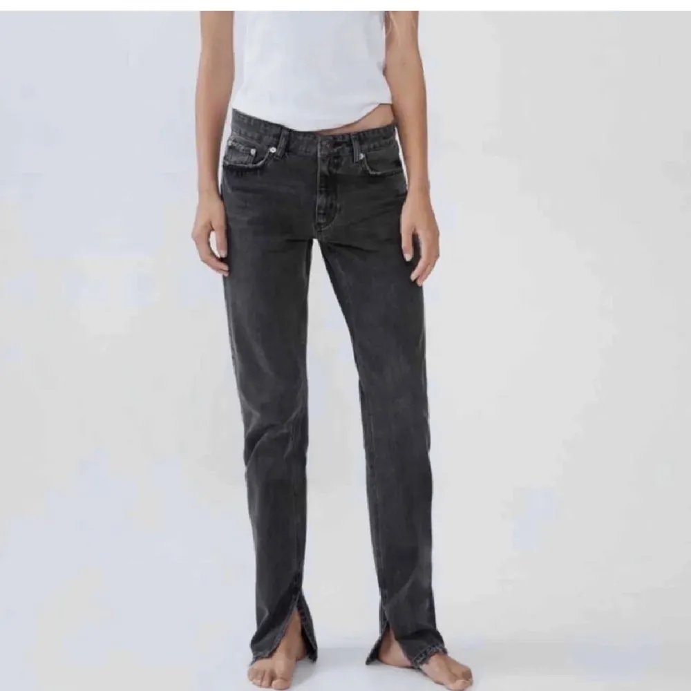 Jag säljer dessa jeans från zara, har ett par i storlek 34 och ett par i storlek 36. De är lite slitna nedtill (kan skicka bild privat), men enligt mig är det bara snyggt. Jag säljer de för 150 kr st! . Jeans & Byxor.