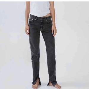 Jag säljer dessa jeans från zara, har ett par i storlek 34 och ett par i storlek 36. De är lite slitna nedtill (kan skicka bild privat), men enligt mig är det bara snyggt. Jag säljer de för 150 kr st! 