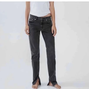 Zara jeans mörk grå bootcut med slit oversized - Jag säljer dessa jeans från zara, har ett par i storlek 34 och ett par i storlek 36. De är lite slitna nedtill (kan skicka bild privat), men enligt mig är det bara snyggt. Jag säljer de för 150 kr st! 