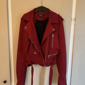 Röd mocka jacka  - Röd mocka jacka storlek M