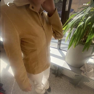 Jacka - Så snygg jacka köpt på second hand, men trots de en väldigt fin kvalite och knappt använd av mig ☺️