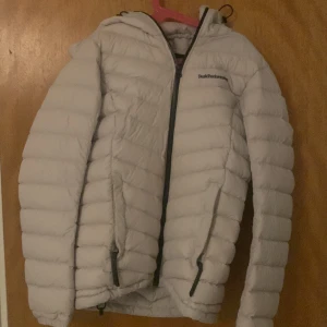 Peak jacka dam - använd ett par gånger bara, är i fint skick. storlek xs men passar lika bra till S också. Priset kan diskuteras vid snabb affär.