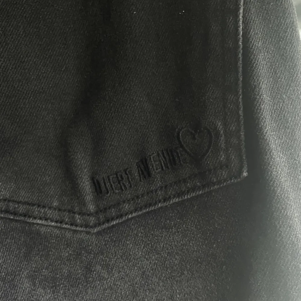 Raka jeans från djerf avenue som endast är använda en gång då jag inte gilla hur dem satt på mig 😭. Jeans & Byxor.