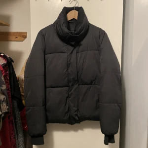 Jacka - Svart vinter/höstjacka, använd men i gott skick
