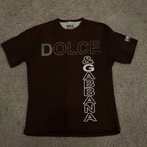 Dolce & gabbana - D&G tröja som jag säljer för jag inte ändvänder den längre inga skador eller fläckar priset kan diskuteras vid snabb affär