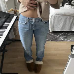 Super fina lågmidjade jeans från Gina Tricot, lite slitna längs ner vid hälen. Fråga privat om midjemåttet och innebenslängden, sitter bra i längden på mig som är 172💖 !!TRYCK PÅ KÖP NU!!