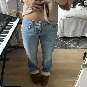 Lågmidjade jeans  - Super fina lågmidjade jeans från Gina Tricot, lite slitna längs ner vid hälen. Fråga privat om midjemåttet och innebenslängden, sitter bra i längden på mig som är 172💖 !!TRYCK PÅ KÖP NU!!
