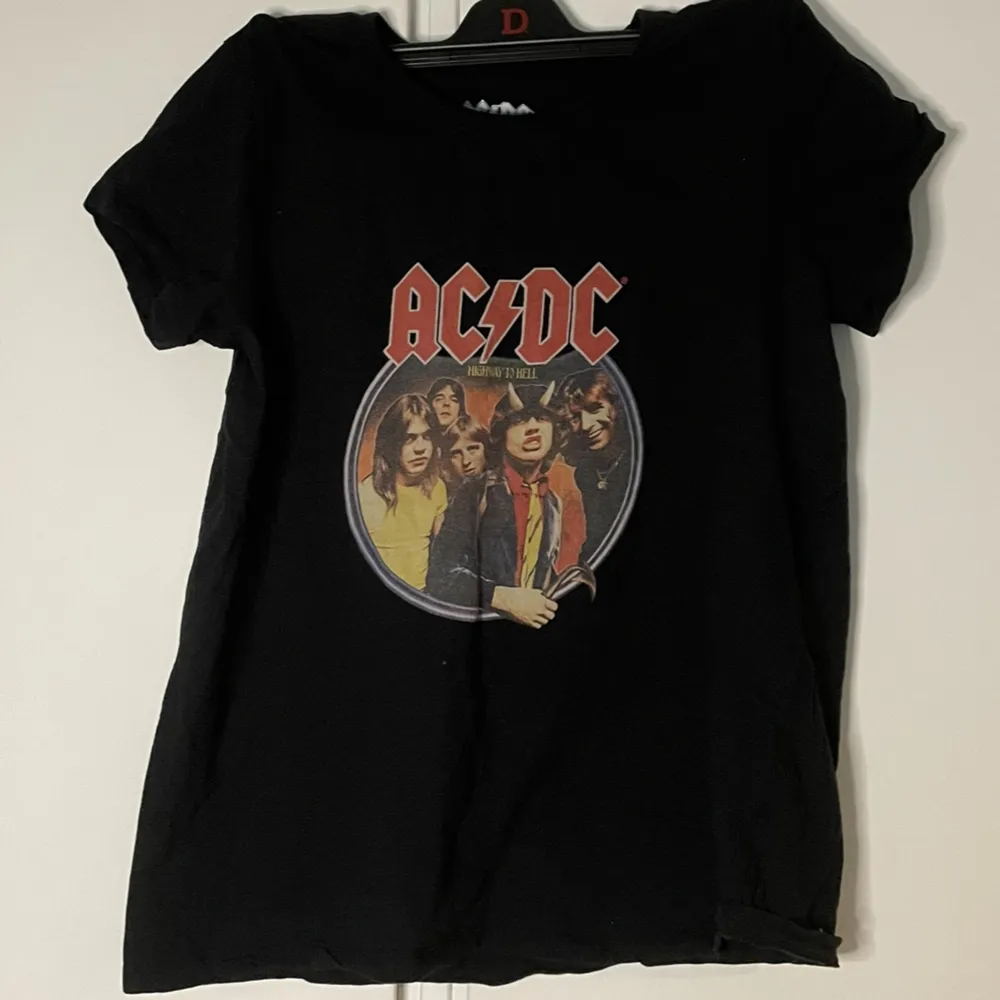 AC/DC tröja jag köpte för ett tag sen, tyvärr kommer den inte till användning och är i nyskick.  Köpt för 100kr.. T-shirts.