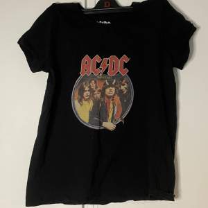 AC/DC tröja jag köpte för ett tag sen, tyvärr kommer den inte till användning och är i nyskick.  Köpt för 100kr.