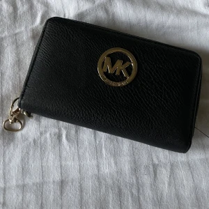 Svart plånbok - Söt svart plånbok nästan aldrig använd💞 