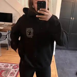 Dickies hoddie i storlek XL med tryck på ryggen 🤎