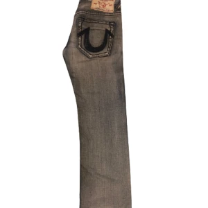 True Religion Jeans 30x33 - True Religion jeans i perfekt skick.  Straight fit.  Ytterben 98cm innerbenet 71cm.