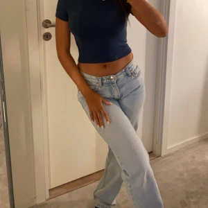 Ljusblåa lågmidjade jeans  - Jätte fina ljusblå lågmidjade straight leg jeans från Ginatricot 