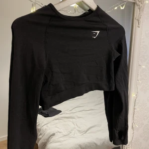 Gymshark Tröja - Croppad träningströja från Gymshark. Knappt använd, dock avklippta lapp. Storlek xs/s