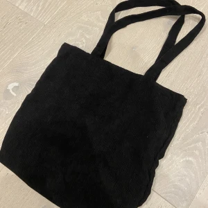 Svart manchester väska  - En svart väska i manchester med ett fack med dragkedja! Från mitt UF företag från förra året! Ny!! 🌸