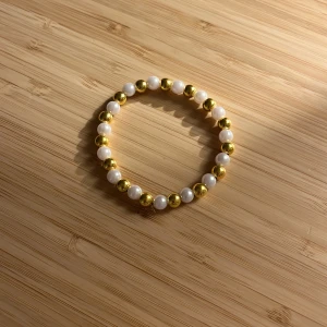 Fint armband🫶🏻 - Jag säljer ett fint guld/vit armband❤️