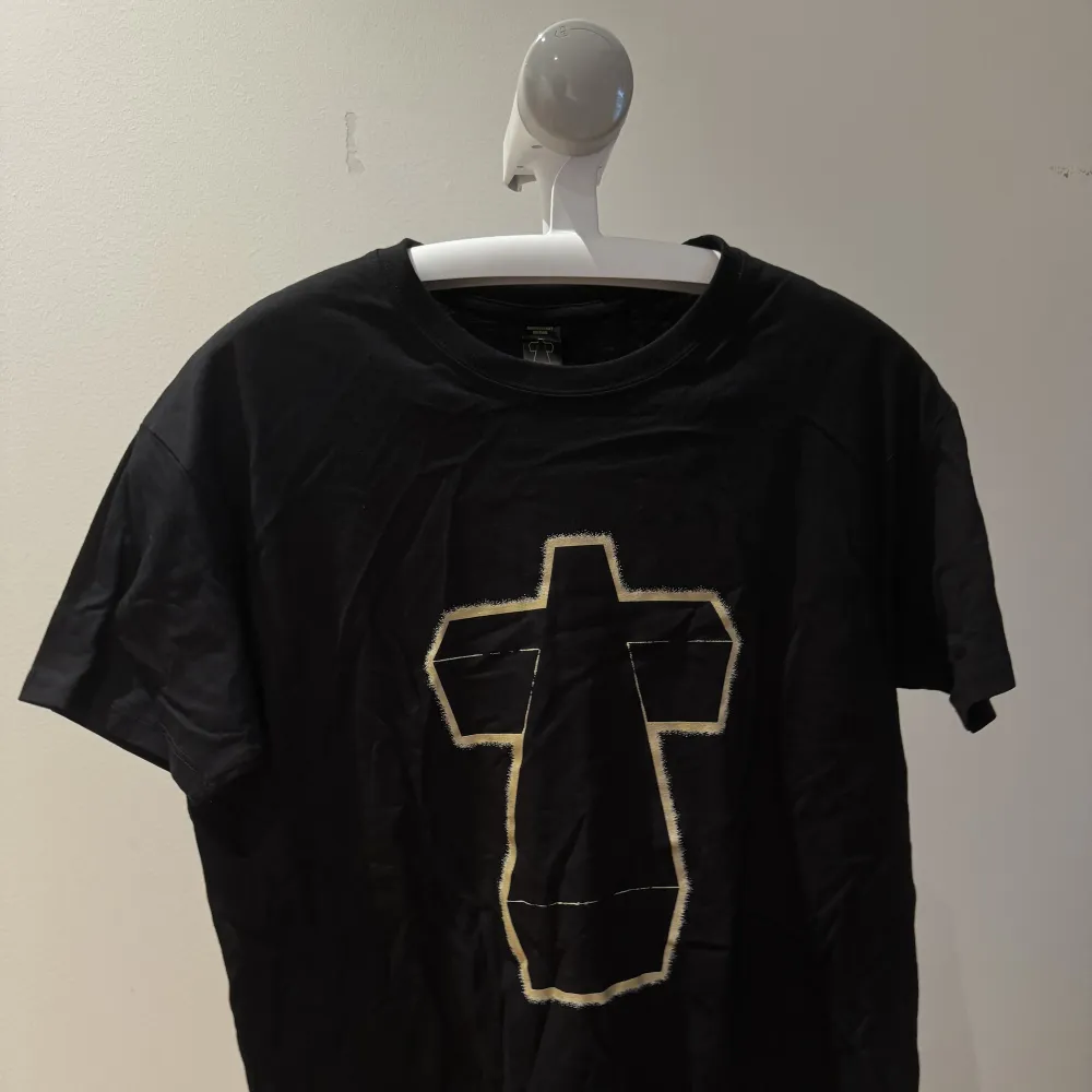 Limited edition t-shirt från musikgruppen Justice. Har en i Large och en till i extra large. Båda oanvända . T-shirts.